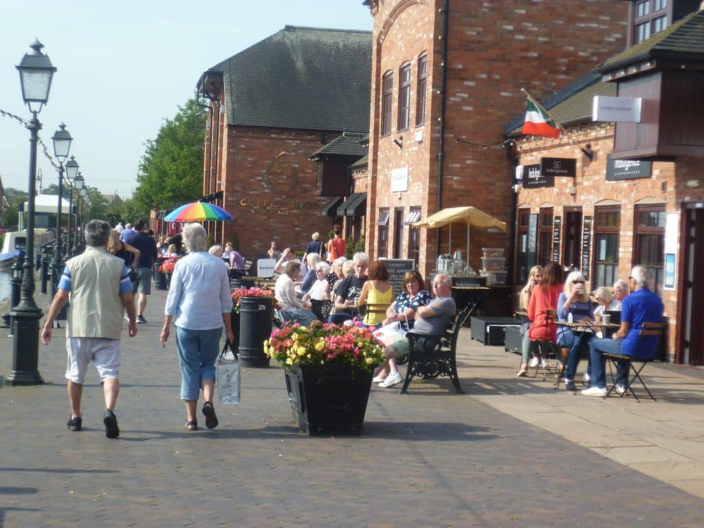 the-red-carpet-cinema-cafe-bar-discover-east-staffordshire